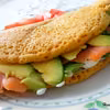 Omlet z awokado, szpinakiem i wędzonym łososiem