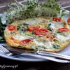 Omlet ze szpinakiem, pomidorem i mozzarellą.