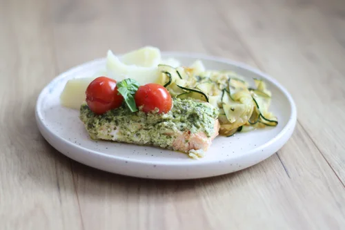 Łosoś zapiekany w bazyliowym pesto