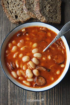 Fasolka po bretońsku z kiełbasą i boczkiem