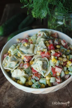 Sałatka z tortellini, ogórkami, papryką i kukurydzą