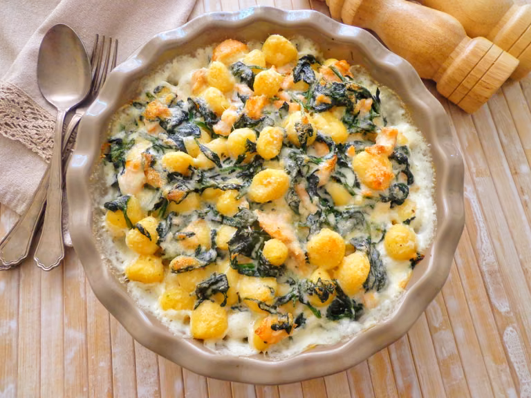 Gnocchi zapiekane ze szpinakiem, wędzonym łososiem i beszamelem