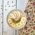 Miska smoothie z bananem, jabłkiem i cynamonem. Smoothie bowl