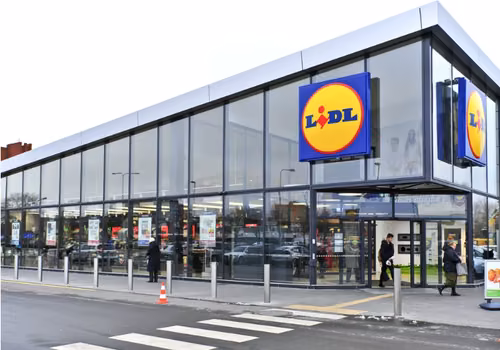 Nowe zasady parkowania pod Lidlem! Biedronka już testuje podobne rozwiązania
