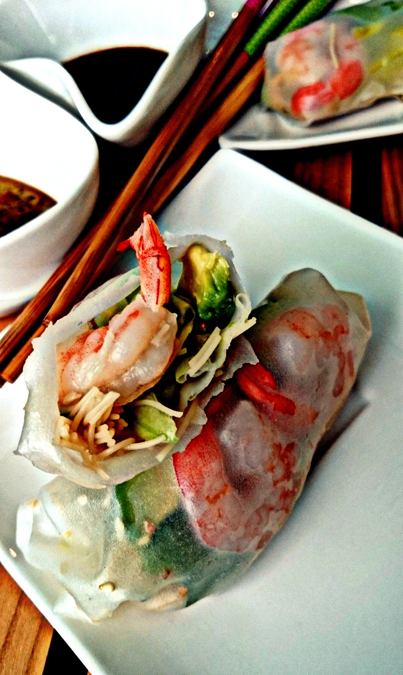 spring rolls z krewetkami i awokado