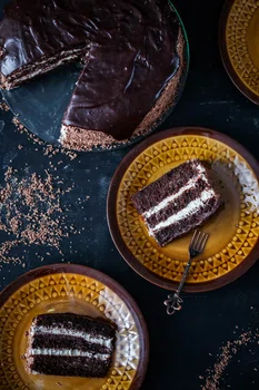 Tort czekoladowo-kawowy z powidłami