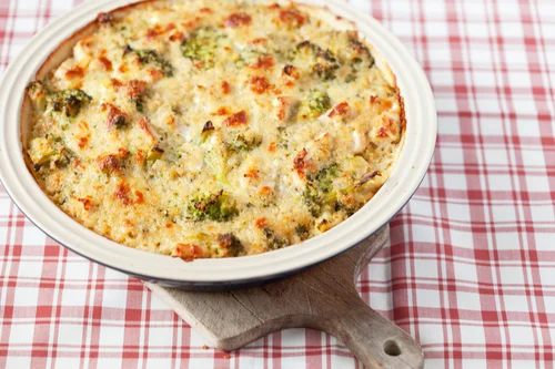 ZAPIEKANKA Z QUINOA, BROKUŁAMI I KURCZAKIEM