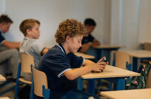 Zakaz smartfonów w szkołach od września 2024?! Apel do ministerstwa edukacji