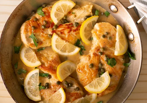 Delikatny kurczak w sosie cytrynowym z kaparami! Ten przepis zawsze ratuje dzień, gdy goście są w drodze