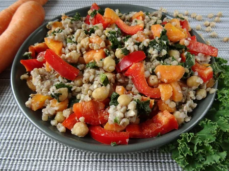 Kasza gryczana z ciecierzycą, jarmużem, marchewką, papryką