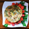 Omlet z łososiem, rukolą i suszonymi pomidorami