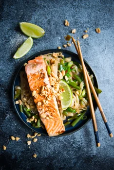 Pad thai z filetem z łososia