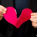 Czy można odwołać darowiznę z powodu zdrady? Odpowiedz może zaskoczyć