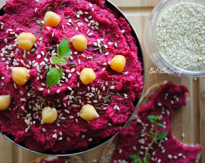 Rewelacyjny hummus z pieczonymi burakami