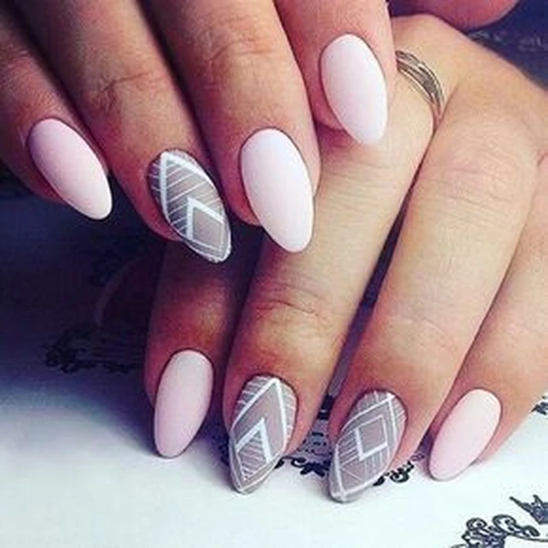 Matowy manicure ze zdobieniem