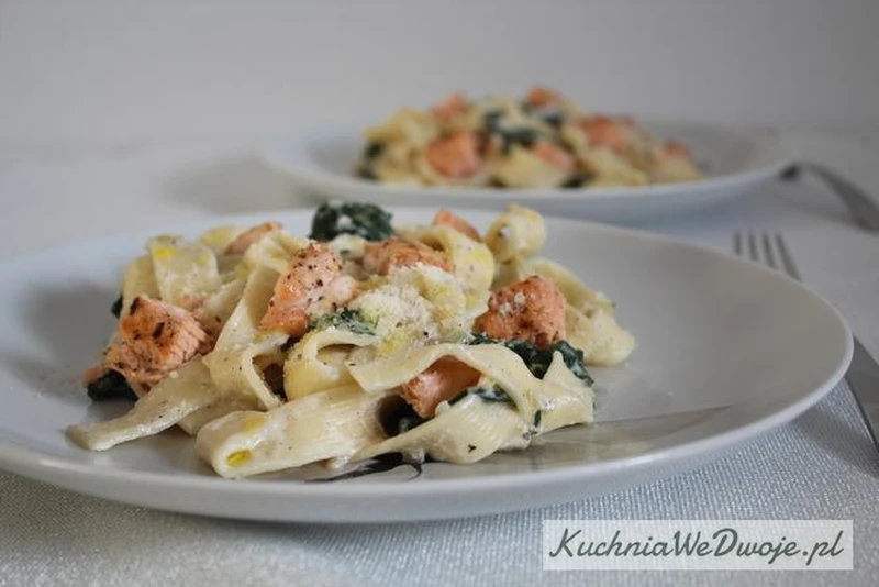 Tagliatelle z łososiem i szpinakiem w sosie śmietanowym