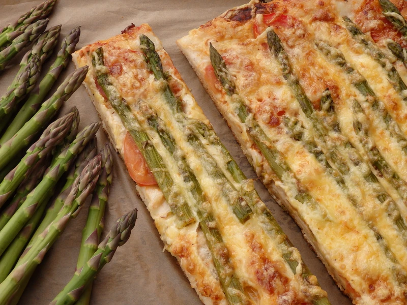 Pizza ze szparagami na cieście z czosnkiem niedźwiedzim