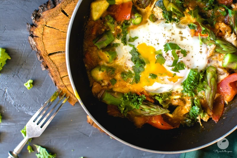 Shakshouka z makrelą i szparagami