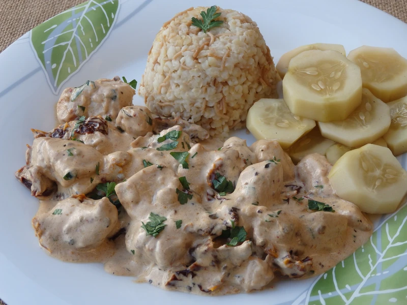 Indyk z mascarpone i suszonymi pomidorami