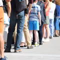 Nauczyciele czekają w długich kolejkach przed sądami! Ustawa Kamilka wprowadziła ważny obowiązek
