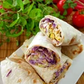 Tortilla kebab z kurczakiem i czerwoną kapustą