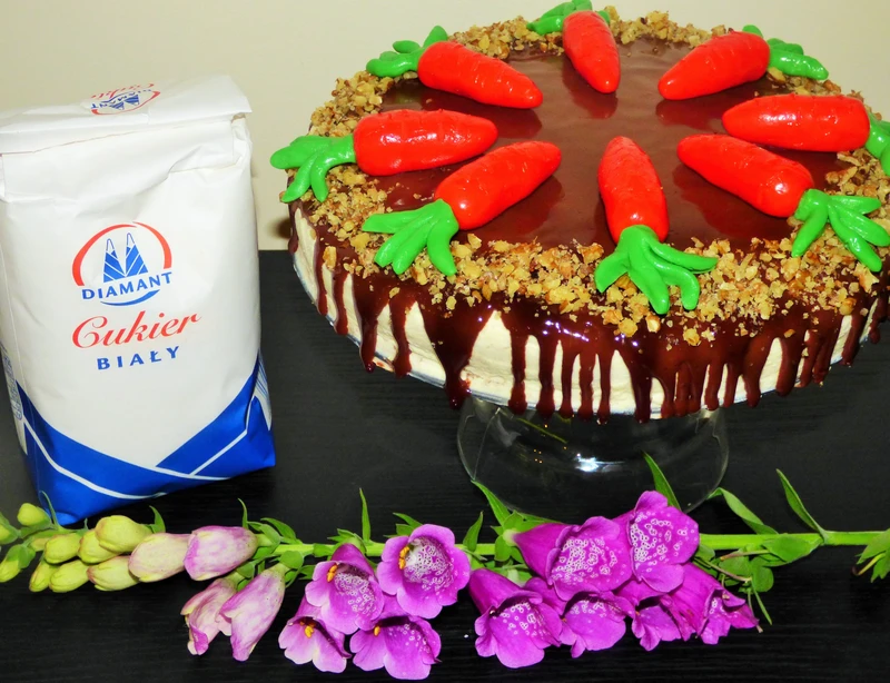 Ciasto marchewkowe z mascarpone i lustrzaną polewą