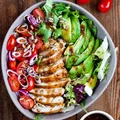Sałatka z kurczakiem i avocado w balsamicznym sosie