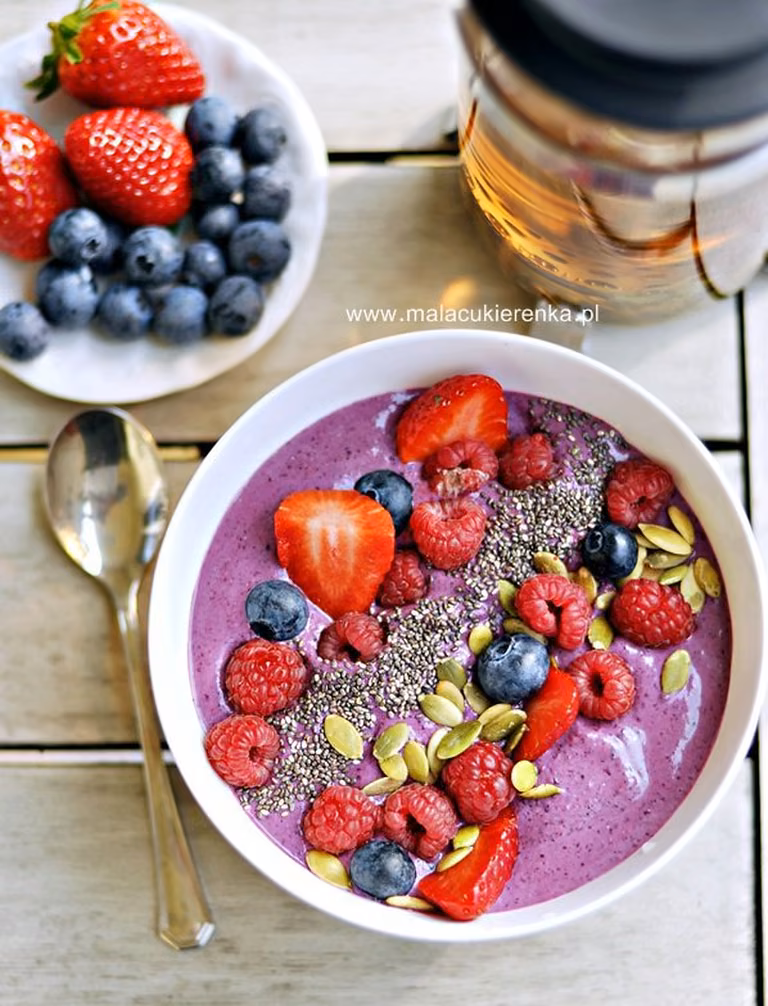 Miseczka smoothie z jagodami i nasionami chia