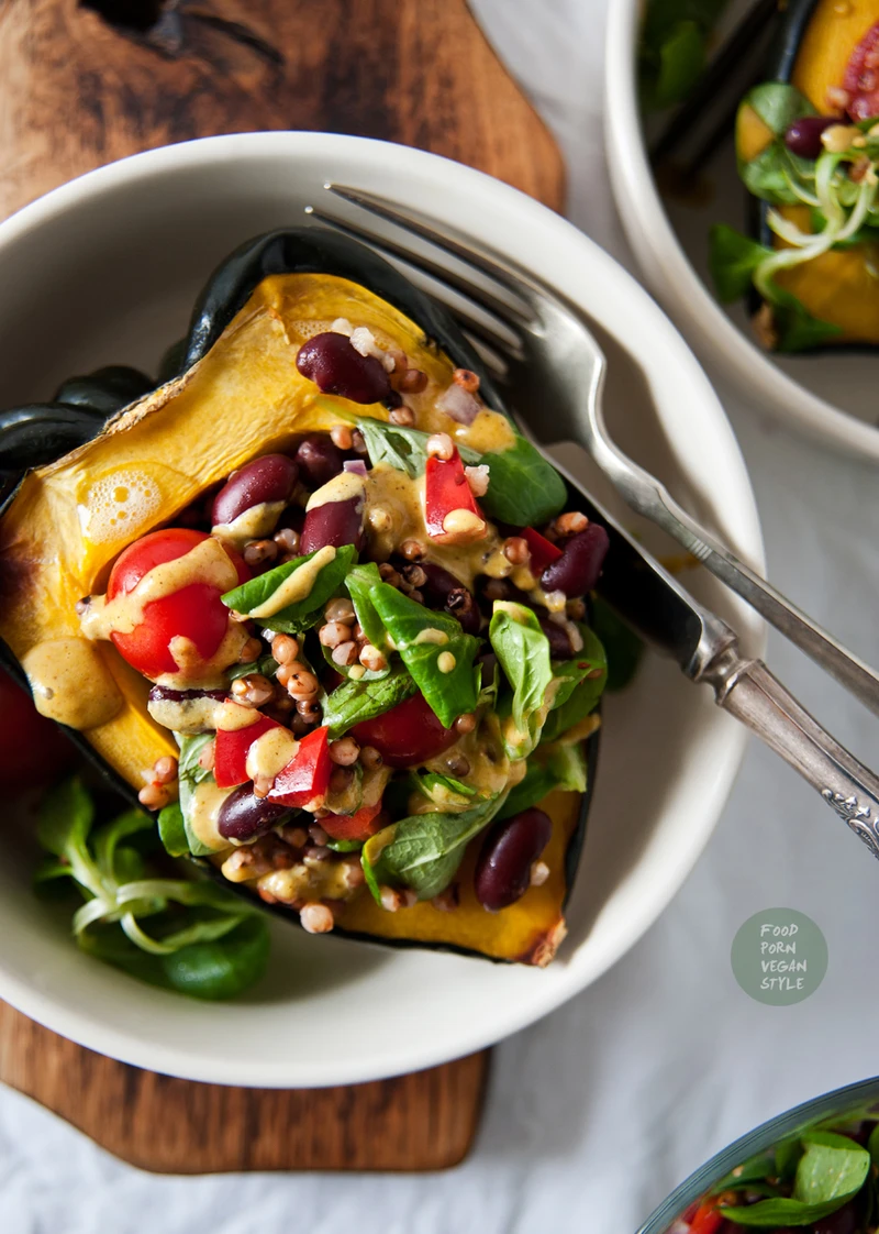 Pieczona dynia acorn z ziarnami sorgo, warzywami i sosem curry