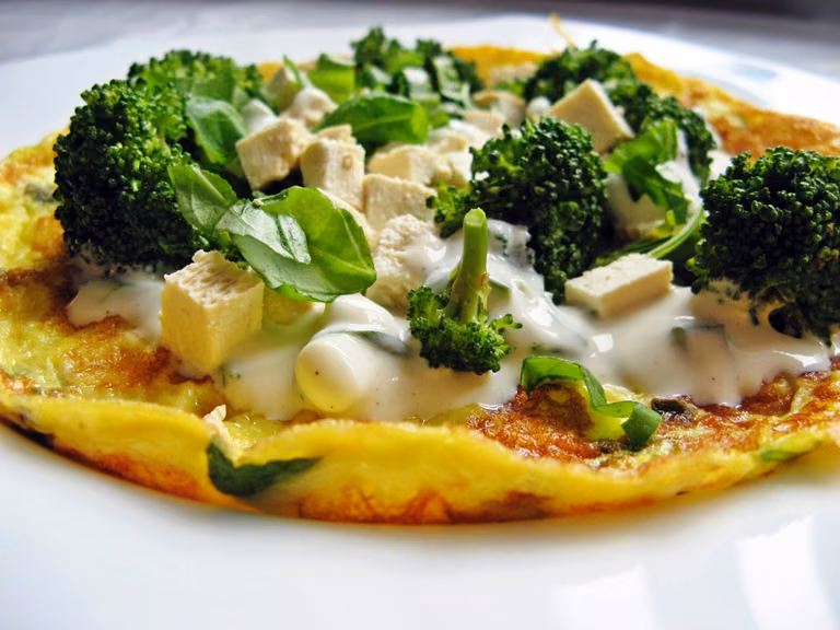 Omlet z brokułem i wędzonym tofu