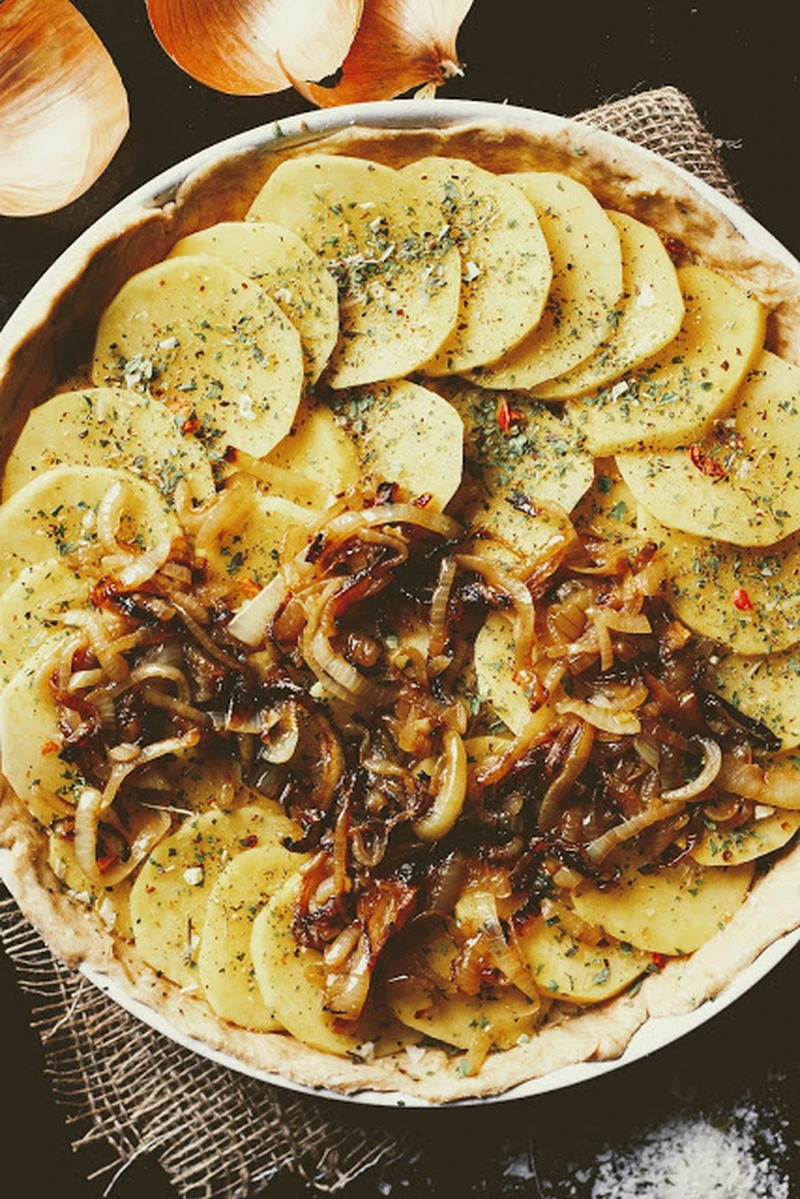 Tarta ziemniaczano cebulowa z gorgonzolą na drożdżowym spodzie