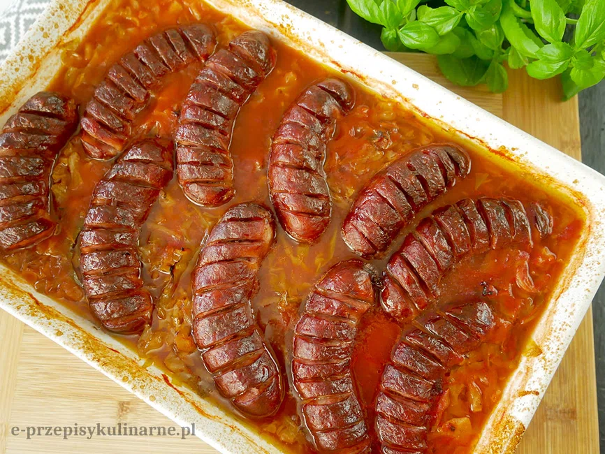 Kiełbasa pieczona na młodej kapuście