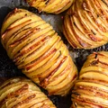 Ziemniaki hasselback z boczkiem i cebulą (5 składników)