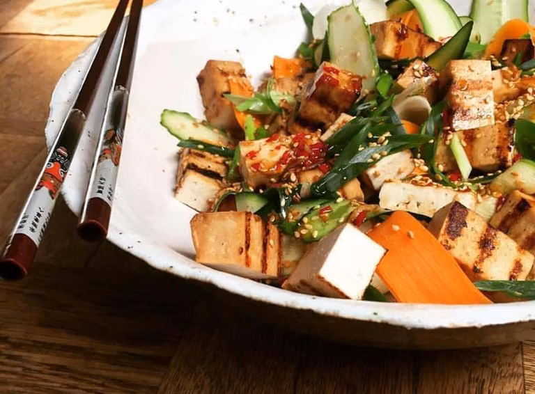 Sałatka z marynowanym tofu, prażonym sezamem i warzywami