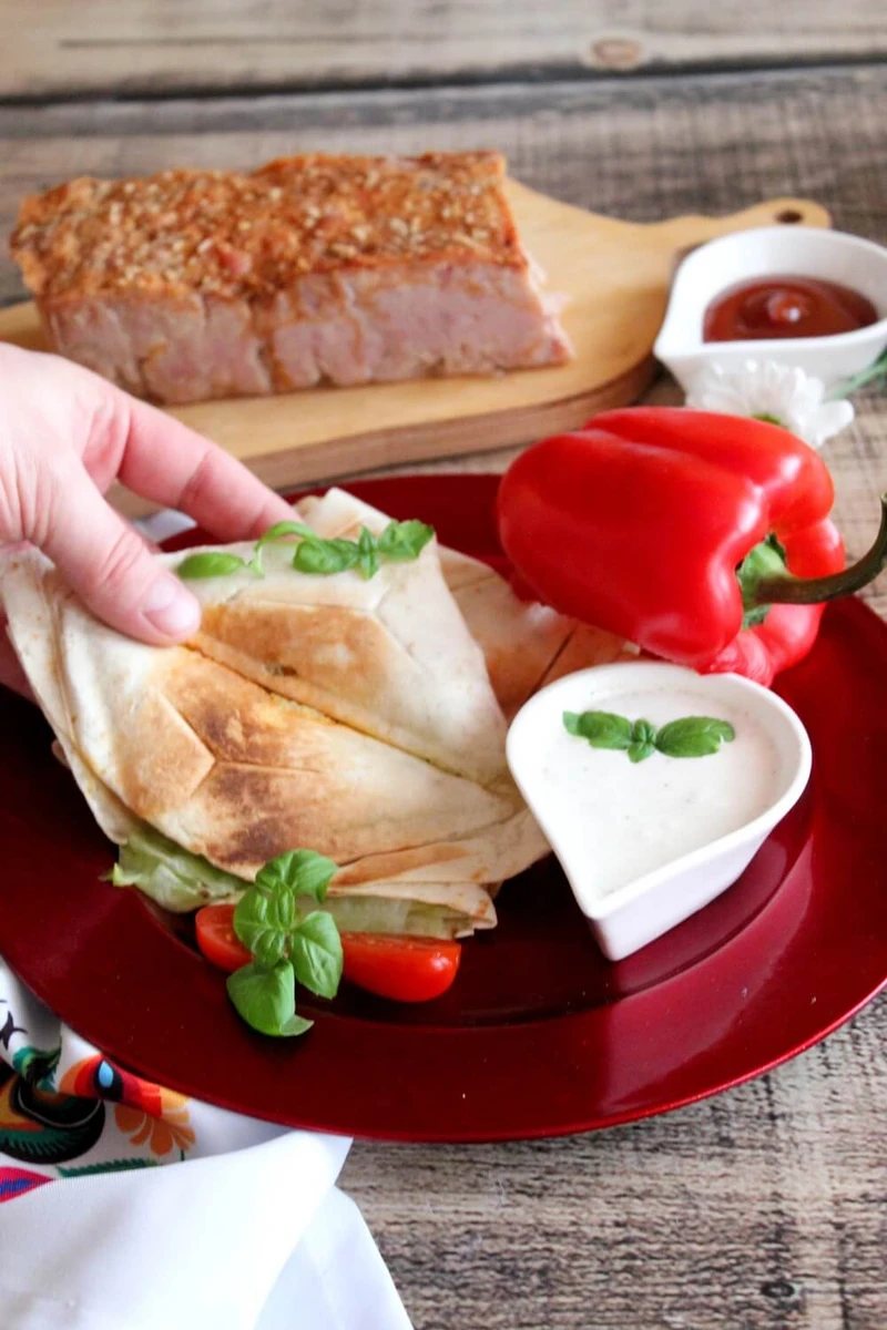 Nadziewane tortille a la tost z sosem czosnkowym