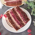 Tort czekoladowy z malinami