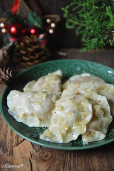 Pierogi z czerwoną soczewicą, kiszoną kapustą i grzybami
