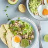 Huevos Motuleños - jajka z guacamole