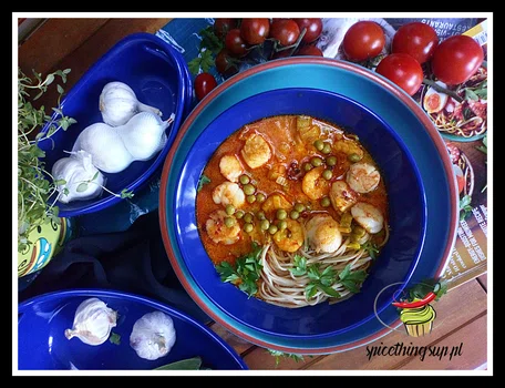 Orientalna zupa z krewetkami i przegrzebkami