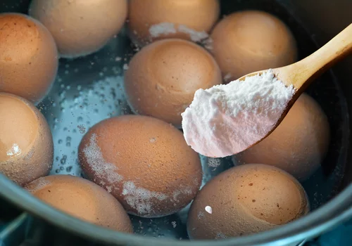 Nie gotuj jajek w wodzie! Ten sposób sprawi, że skorupki odejdą błyskawicznie