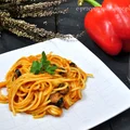 SPAGHETTI Z SOSEM Z PIECZONEJ PAPRYKI (479 KCAL)