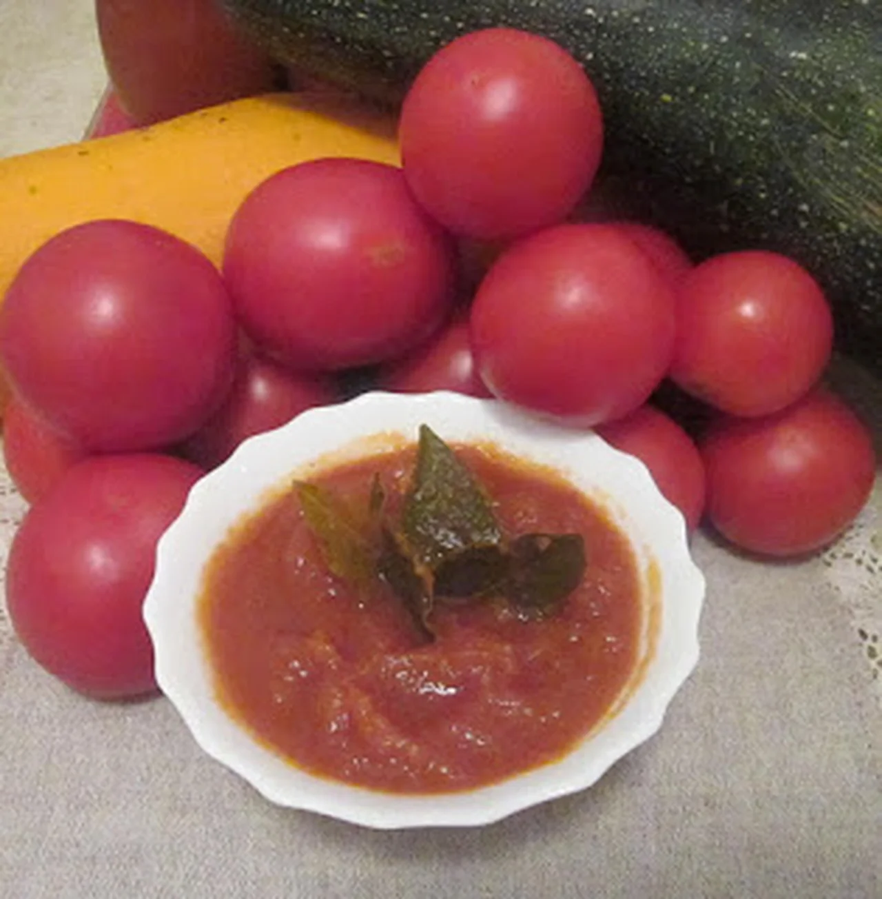 Domowy ketchup z cukinii i pomidorów