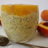 Pudding chia z płatkami owsianymi i brzoskwiniami