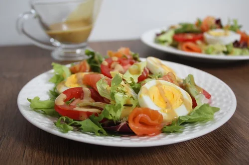 Salatka z lososiem i jajkiem