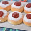 Pieczone pączki bez jajek i masła z dżemem truskawkowym