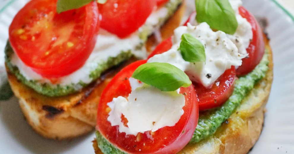 Bruschetta z pesto i pomidorami Kobieceinspiracje.pl