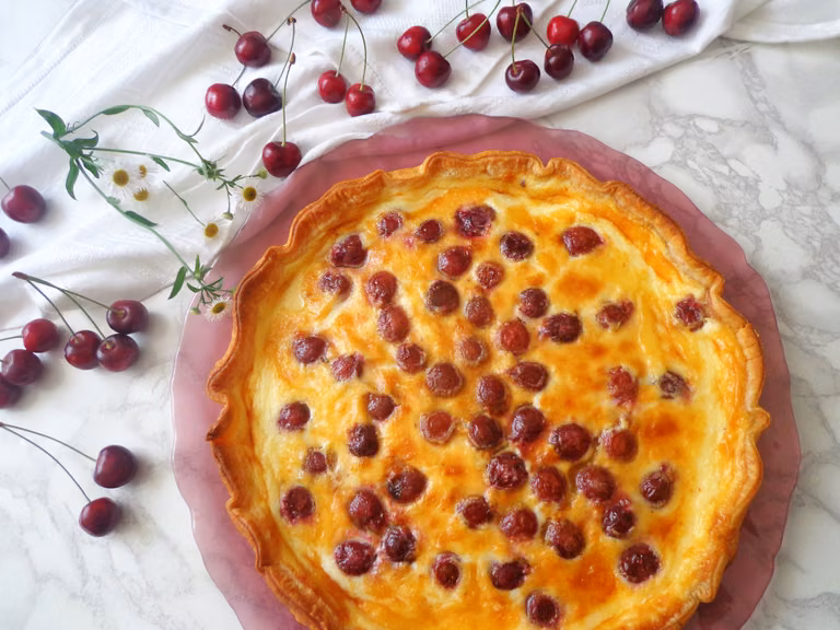 Tarta na francuskim cieście z czereśniami