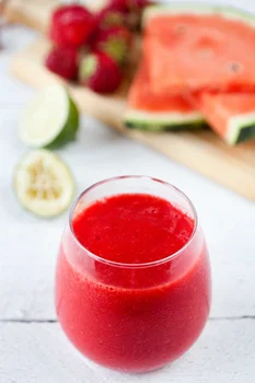 SMOOTHIE Z MROŻONYCH TRUSKAWEK I ARBUZA