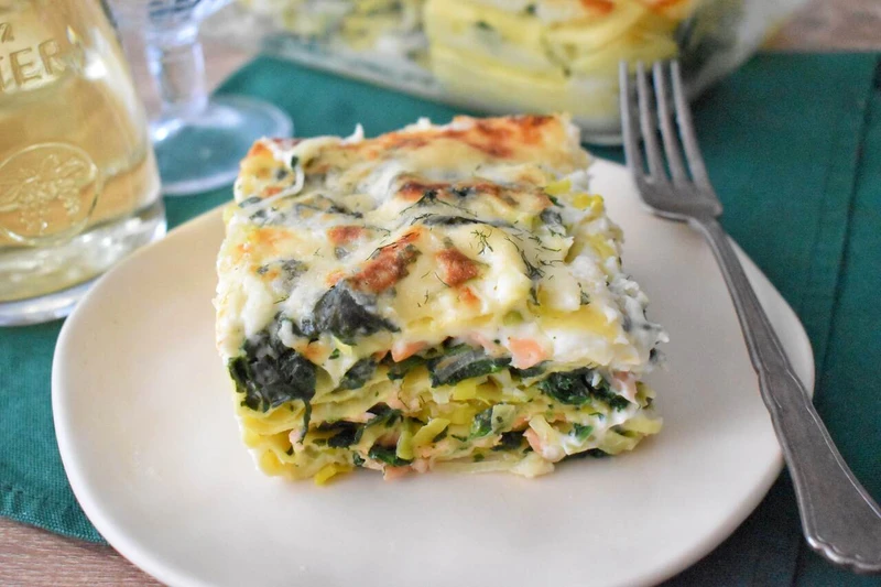 Lasagne z porami, wędzonym łososiem i szpinakiem