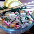 Fit: sałatka z surimi z lekki sosem jogurtowo- czosnkowym.